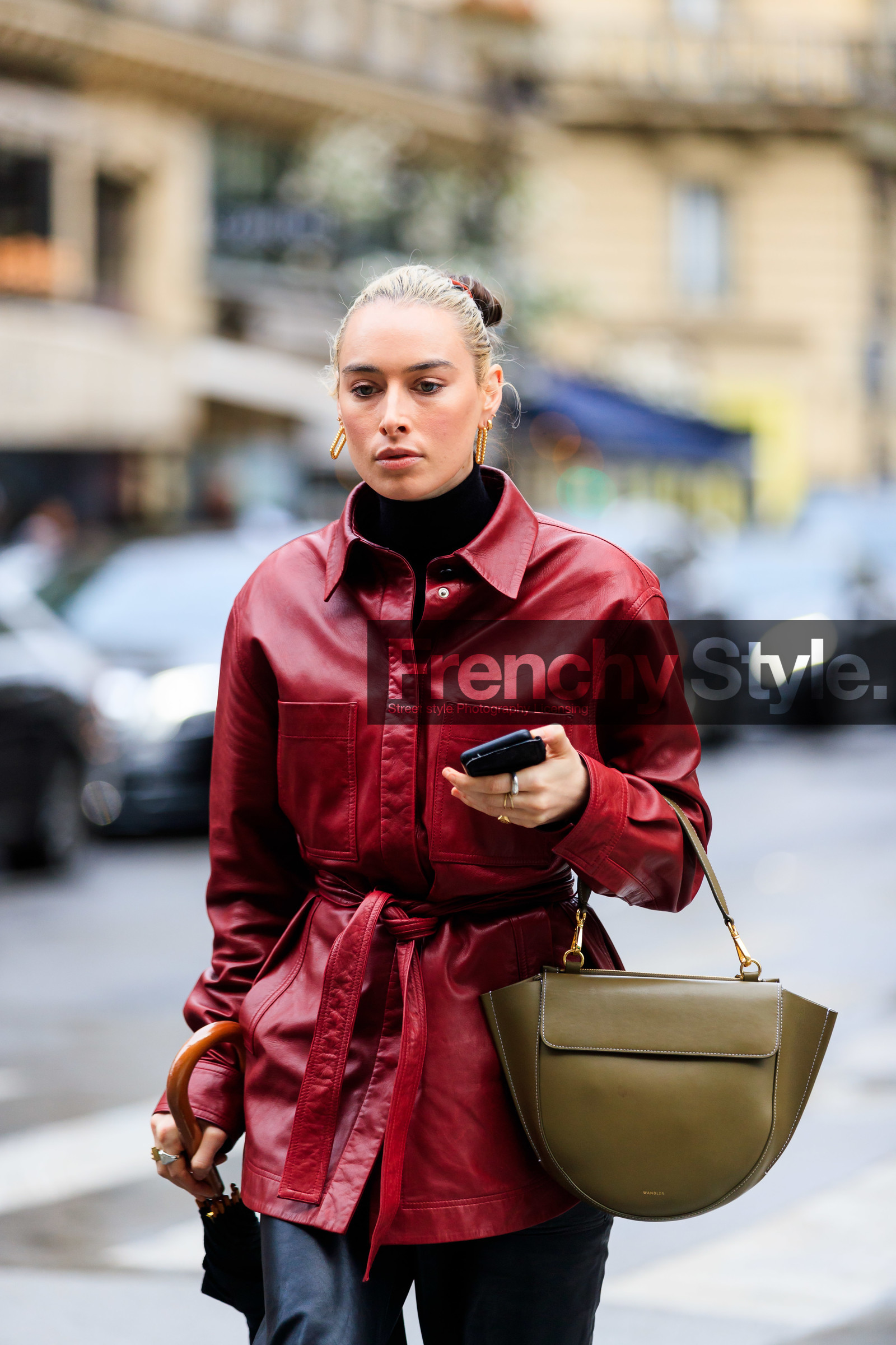 flora macdonald johnston, red leather shirt, kaki leather bag, black leather pants, belted shirt, wandler bag, square shape earrings, golden earrings, dangling earrings, fashion week, frenchystyle, FW, jonathan paciullo, street style, PFW, PARIS, vertical, atmosphere details, detail