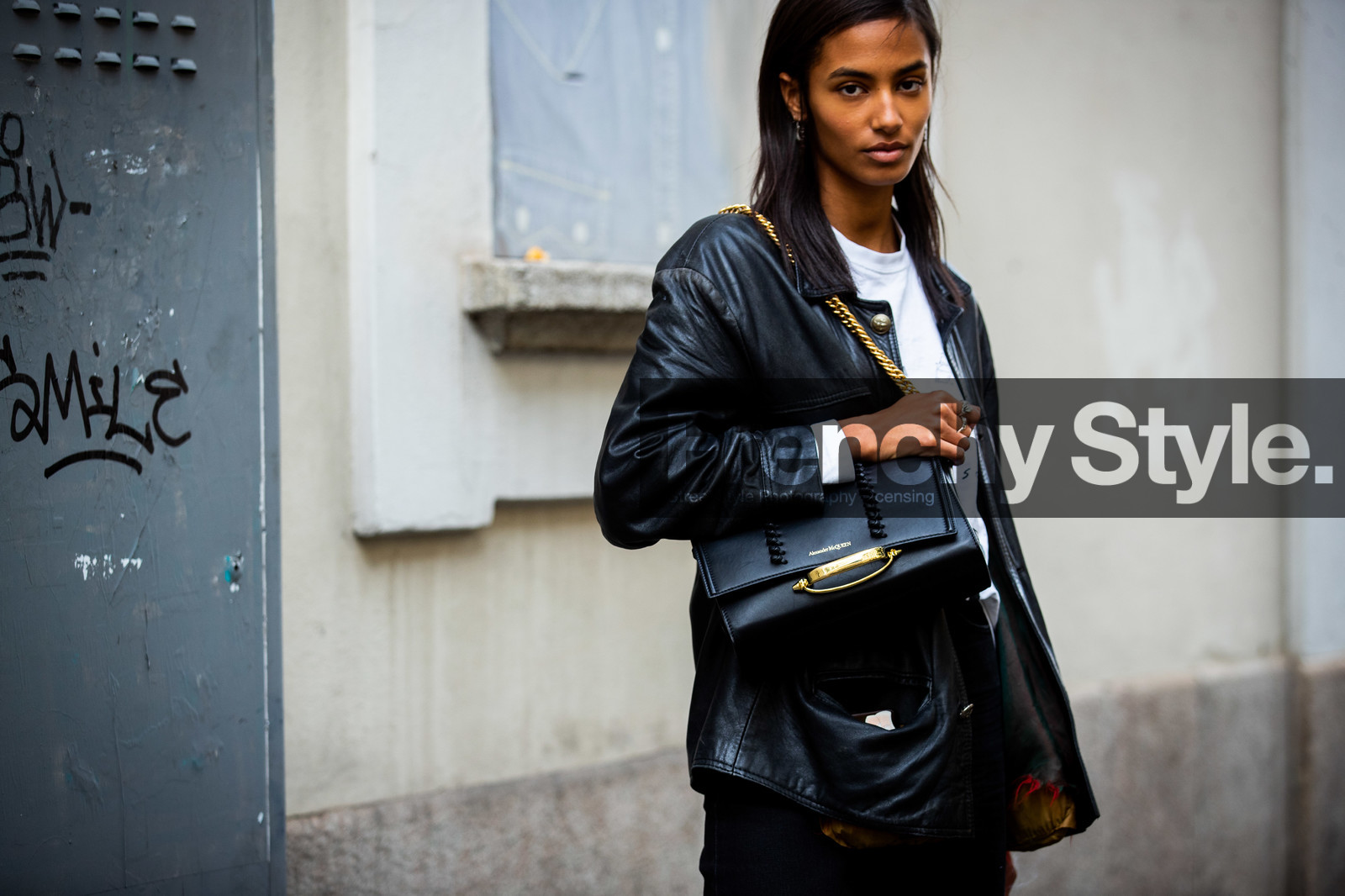 black leather bag, black leather jacket, black jeans, white t-shirt, alexander mcqueen bag, shoulder bag, vintage jacket, street style, jonathan paciullo, FW, frenchystyle, fashion week, MFW, MILAN, SPRING SUMMER 2021, SS 21, horizontal, atmosphere details, detail, model