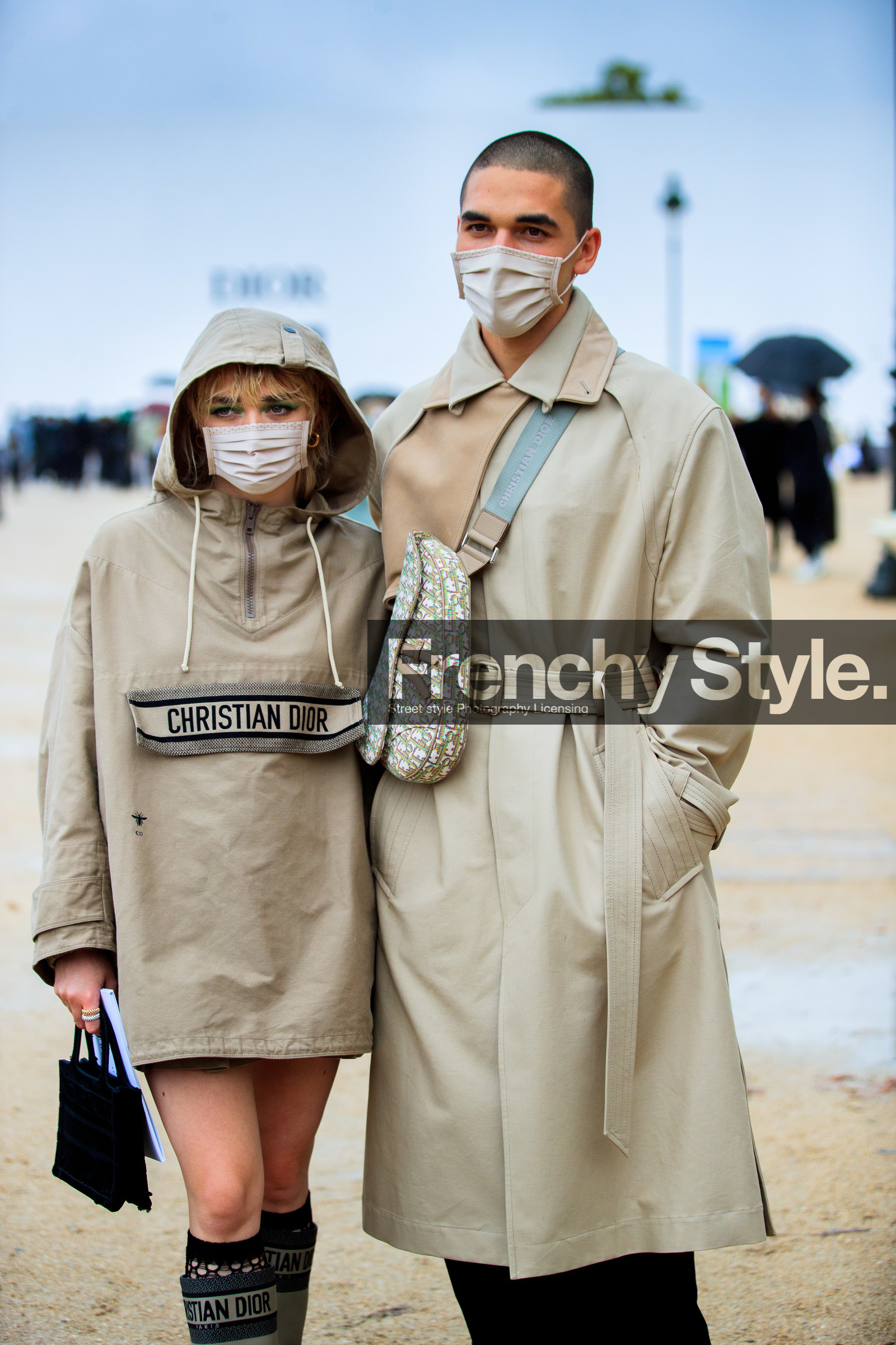 maisie williams, beige jacket, beige hoodie, jacket dress, mini dress, logo printed jacket, hoodie, zipped jacket, dior jacket, dior bag, crossbody bag, monogrammed bag, beige leather bag, green eyeliner, green eyeshadows, covid face mask, fashion week, frenchystyle, FW, jonathan paciullo, street style, PFW, PARIS, SPRING SUMMER 2021, SS 21, vertical, atmosphere details, detail