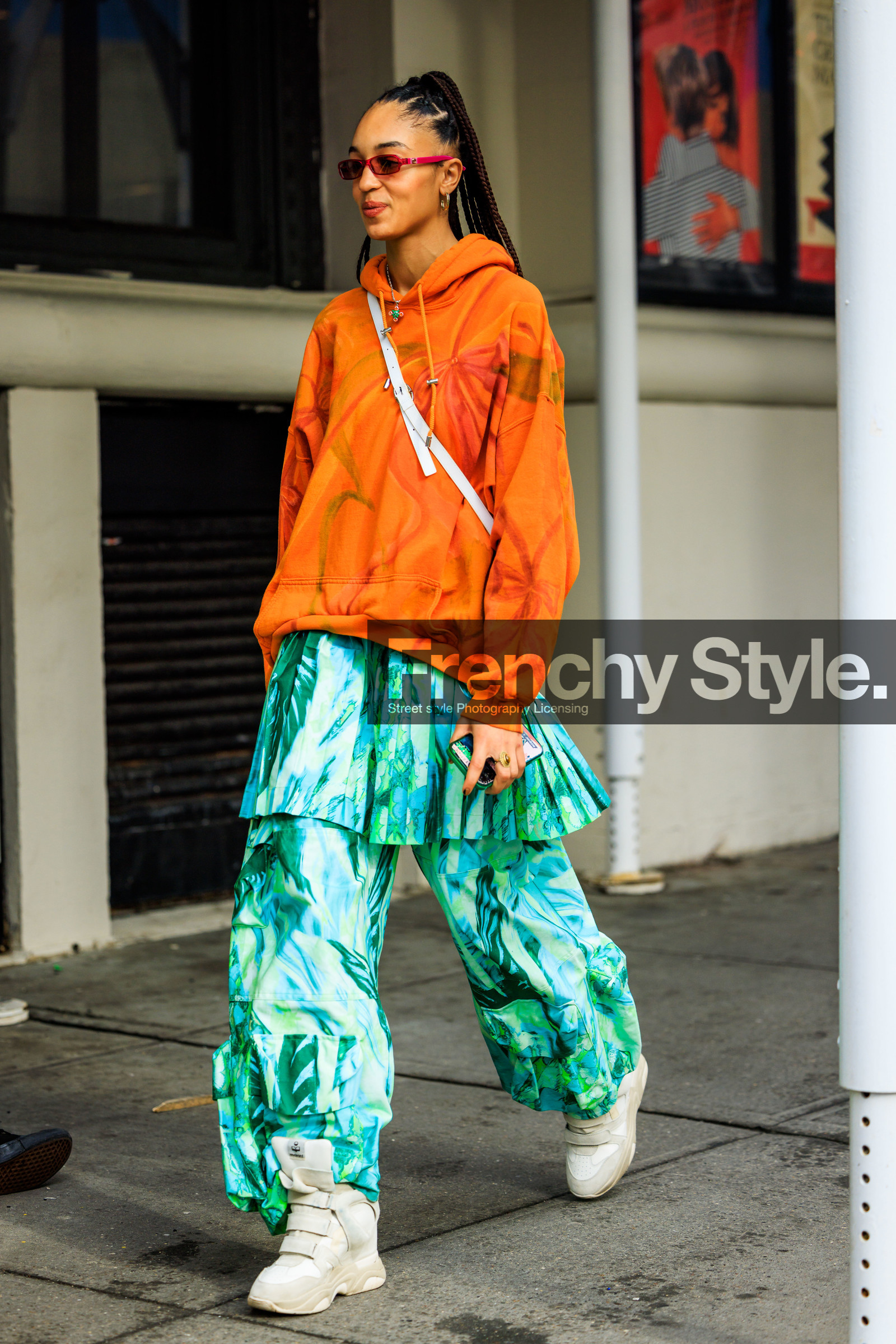 red sunglasses, orange hoodie, crossbody bag, platform sneakers, blacn and white sneakers, belt sneakers, sporty look, cargo pants, blue and green pants, print cargo pants, printed overzised shirt, big golden loops, street style, jonathan paciullo, FW, frenchystyle, fashion week, NYFW, NEW YORK, AUTUMN WINTER 2022-2023, FALL WINTER 2022_2023, FW 22-23, vertical, full length, model