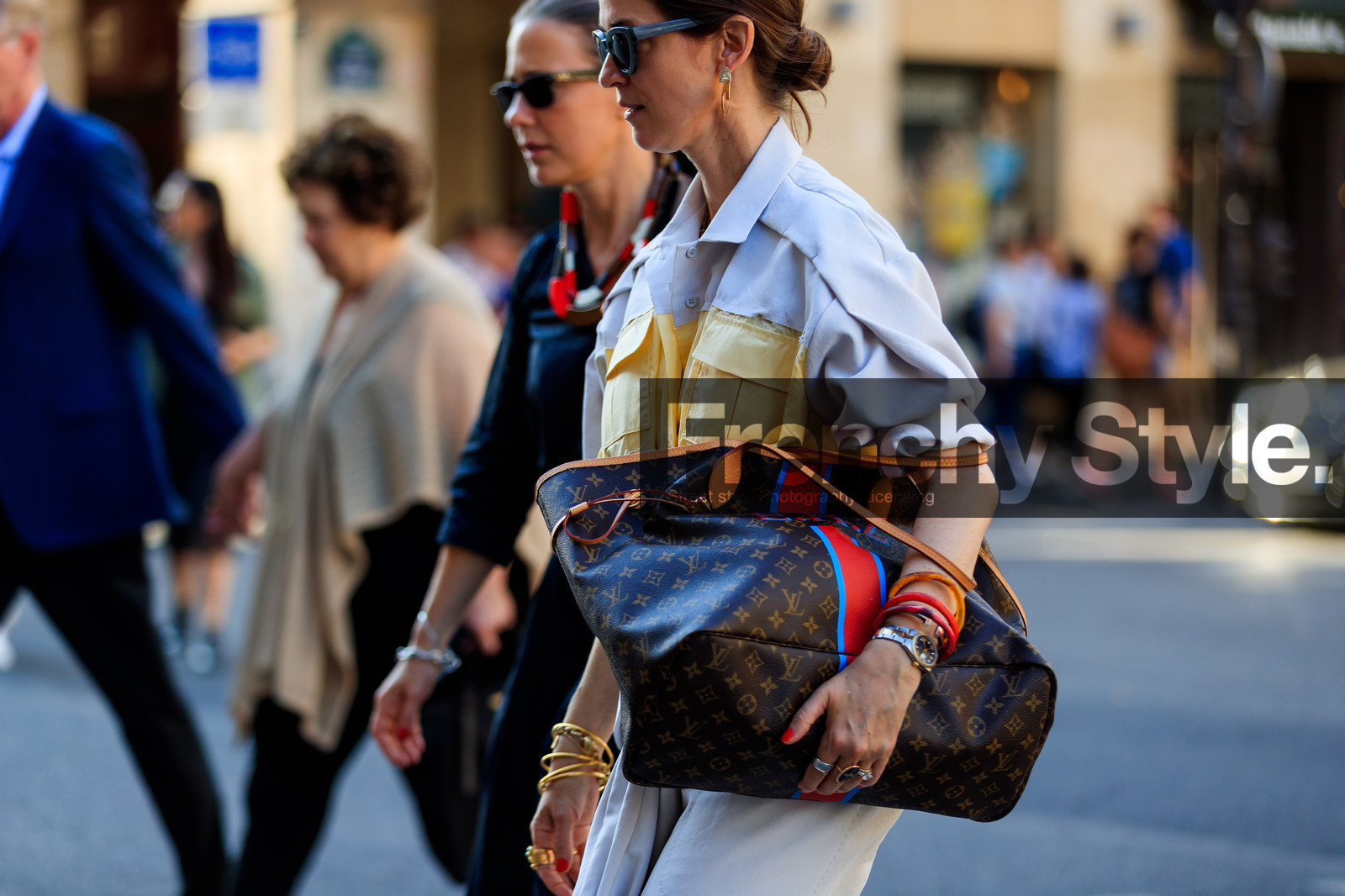 bracelet, brown bag, golden jewelry, graphic bag, grey coat, leather bag, louis vuitton, monogram, printed bag, rings, sunglasses, trench coat, fashion week, frenchystyle, FW, jonathan paciullo, street style, PFW, PARIS, horizontal, atmosphere details, detail, AUTUMN WINTER 2018-2019, FALL WINTER 2018-2019, FW 18-19