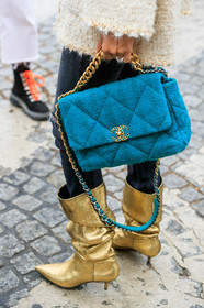 blue bag, tweed bag, tweed jacket, chanel bag, chanel jacket, golden boots, kitten heels boots, bag detail, close up detail, white jacket, quilted bag, PARIS, PFW, SPRING SUMMER 2020, SS 20, fashion week, frenchystyle, FW, jonathan paciullo, street style, vertical, atmosphere details, detail