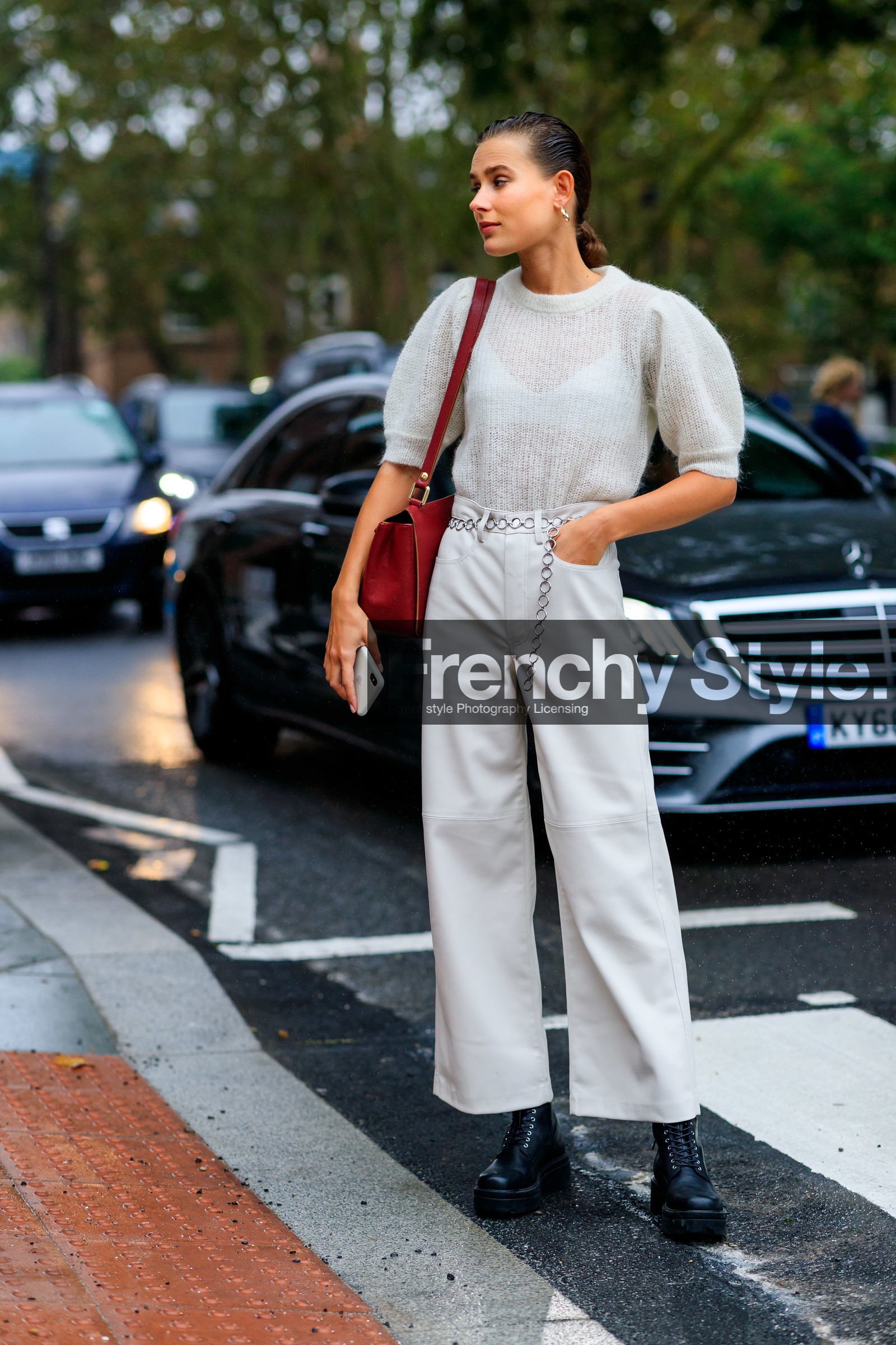 model, white total look, white pullover, white pants, knitwear, short sleeves pullover, balloon sleeves, leather pants, flare pants, chain belt, silvered belt, red leather bag, shoulder bag, black leather boots, laced boots, big sole boots, fashion week, frenchystyle, FW, jonathan paciullo, street style, vertical, full length