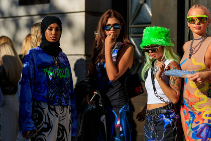 street wear look, tie and dye sweatshirt, printed sweatshirt, etchnic printed pants, charms necklace, chain necklace, future shape sunglasses, multi necklace, silver necklace, fur cap, tie and dye top, tie and dye jeans, black leather belt, studs belt, cropped top, denim, painted dress, snake earrings, diamond earrings, neon sunglasses, green hair, pink hair, dyed hair, animal print dress, crossbody bag, green hat, fashion week, frenchystyle, FW, jonathan paciullo, street style, atmosphere details, horizontal, detail