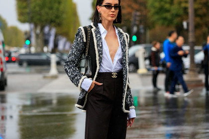 brittany xavier, chanel bag, chanel jacket, chanel earrings, chanel belt, chanel sunglasses, chanel total look, white shirt, low necked shirt, black jacket, white jacket, tweed jacket, golden earrings, letters earrings, dangling earrings, black pants, plastic bag, sheer bag, chain strap bag, loose pants, prada shoes, flare pants, PARIS, PFW, SPRING SUMMER 2020, SS 20, fashion week, frenchystyle, FW, jonathan paciullo, street style, horizontal, atmosphere details, detail