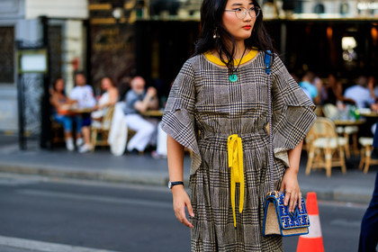 blue bag, brown dress, checked, fendi, graphic bag, graphic dress, houndstooth pattern, leather bag, monogram, plaid, printed bag, printed dress, yellow, yellow belt, PFW, fashion week, frenchystyle, FW, jonathan paciullo, street style, PARIS, horizontal, atmosphere details, detail, AUTUMN WINTER 2018-2019, FALL WINTER 2018-2019, FW 18-19