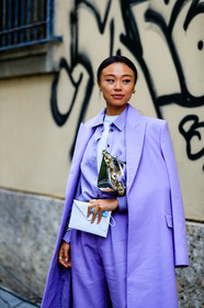 lilac coat, lilac jacket, lilac pants, lilac shirt, lilac total look, purple jacket, purple coat, purple shirt, purple pants, white t-shirt, mirror bag, silvered bag, golden chain strap bag, big chain strap bag, bottega veneta bag, white leather shoes, white leather pumps, white leather clutch, louis vuitton clutch, street style, jonathan paciullo, FW, frenchystyle, fashion week, MFW, MILAN, SPRING SUMMER 2021, SS 21, vertical, detail