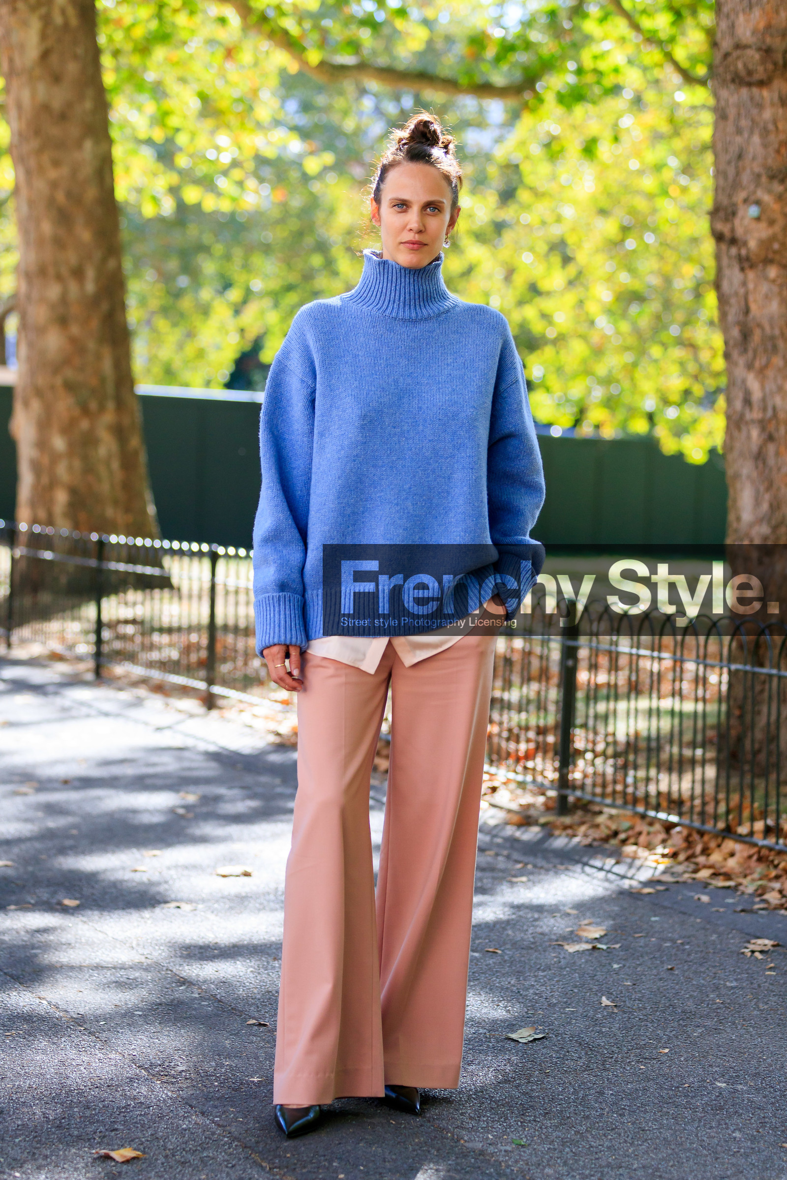 model, aymeline valade, light blue pullover, turtleneck pullover, loose pullover, light pink pants, loose pants, bun, hair details, fashion week, frenchystyle, FW, jonathan paciullo, street style, vertical, full length