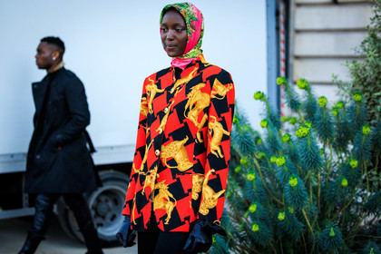 model, printed scarf, head scarf, multicolor scarf, buttoned blazer, red blazer, printed blazer, animal motif, plaid blazer, black pants, black gloves, leather gloves, fashion week, frenchystyle, FW, jonathan paciullo, street style, PARIS, PFW, SPRING SUMMER 2022, SS 22, atmosphere details, detail, horizontal
