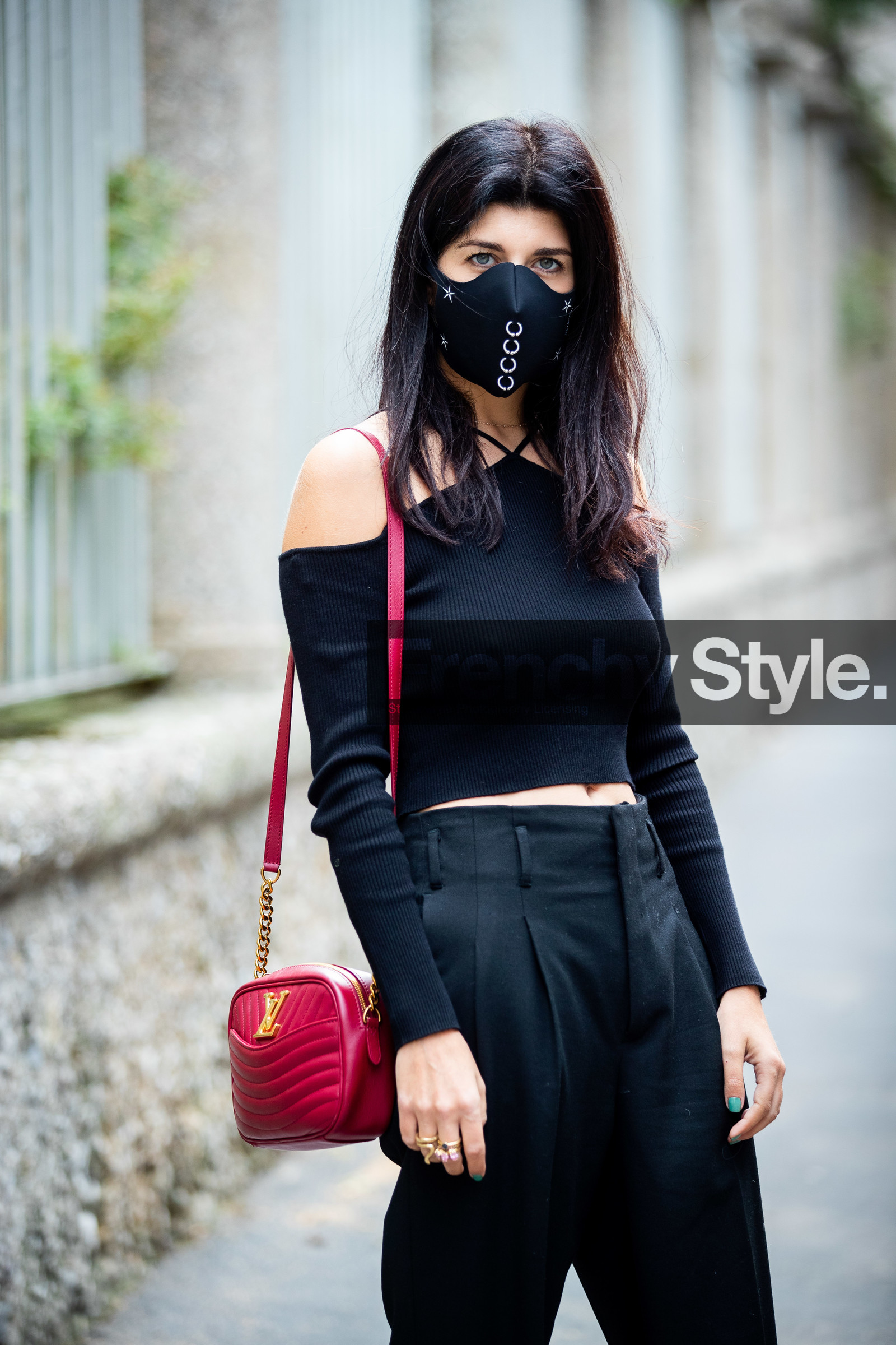 black pullover, strapless pullover, half shoulder pullover, asymetrical pullover, cropped pullover, red leather bag, shoulder bag, round shape bag, louis vuitton bag, quilted bag, covid face mask, siraguse, valentina siragusa, street style, jonathan paciullo, FW, frenchystyle, fashion week, MFW, MILAN, SPRING SUMMER 2021, SS 21, vertical, detail