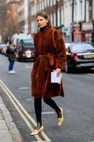 victoria sekrier, brown coat, camel coat, belted coat, fur coat, black legging, light yellow leather shoes, kitten heels shoes, golden buckle shoes, celine shoes, animal skin shoes, fashion week, frenchystyle, FW, jonathan paciullo, street style, LFW, LONDON, AUTUMN WINTER 2020-2021, FALL WINTER 2020-2021, FW 20-21, vertical, full length