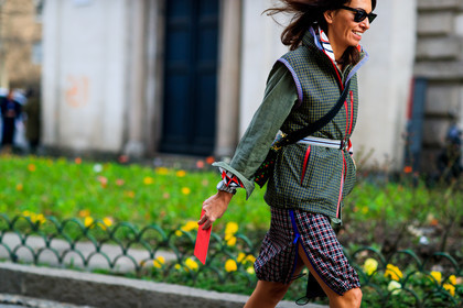 atmosphere details, AUTUMN WINTER 2017-2018, AW 17-18, bracelet, checked skirt, detail, FALL WINTER 2017-2018, fashion week, frenchystyle, FW, FW 17-18, graphic skirt, green jacket, green shirt, horizontal, jonathan paciullo, MFW, MILAN, plaid, prada, sleeveless, street style, sunglasses, viviana volpicella, white belt