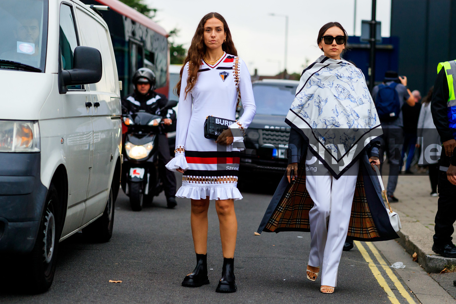 erika boldrin, beatrice gutu, white dress, long sleeves dress, ruffle dress, striped dress, burberry bag, monogrammed bag, letter printed bag, black leather bag, sportswear dress, black leather boots, chelsea boots, big sole boots, openwork dress, fashion week, frenchystyle, FW, jonathan paciullo, street style, atmosphere details, horizontal, full length