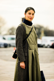 profile, braided pony tail, corssbody bag, black handbag, kaki trench, plaid trench, dual toned trench, caroline issa, fashion week, frenchystyle, FW, jonathan paciullo, street style, AUTUMN WINTER 2022-2023, FALL WINTER 2022_2023, FW 22-23, PFW, PARIS, vertical, detail
