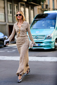 lisa aiken, rayban sunglasses, black sunglasses, aviator sunglasses, beige pullover, beige skirt, polo collar pullover, knit skirt, knitwear, beige leather clutch, bottega veneta bag, long necklace, long skirt, golden necklace, big chain necklace, zebra printed shoes, black leather shoes, white leather shoes, striped shoes, bicolor shoes, high heels shoes, fashion week, frenchystyle, FW, jonathan paciullo, street style, MFW, MILAN, AUTUMN WINTER 2020-2021, FALL WINTER 2020-2021, FW 20-21, vertical, full length