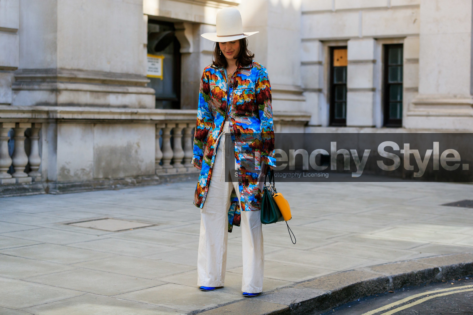white hat, straw hat, big hat, printed shirt, tropical printed shirt, long sleeves shirt, silk shirt, long shirt, blue shirt, light beige pants, high waist pants, loose pants, fashion week, frenchystyle, FW, jonathan paciullo, street style, atmosphere details, horizontal, full length