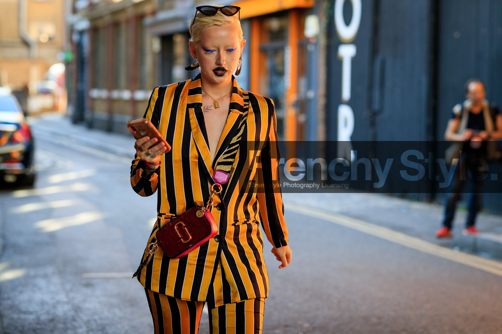 black sunglasses, sunglasses, butterfly sunglasses, eye make up, make up, blue eyeliner, lipstick, black lipstick, golden earrings, ethnic earrings, suits, striped suits, black and yellow suits, marc jacobs bag, printed shoulder strap, golden necklace, necklace charms, golden charms, crossbody bag, fashion week, frenchystyle, FW, jonathan paciullo, street style, atmosphere details, horizontal, detail