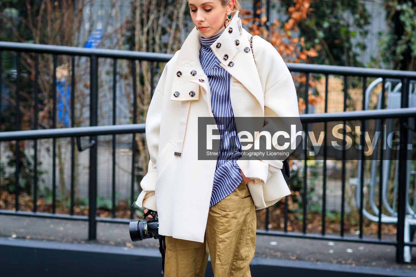 atmosphere details, AUTUMN WINTER 2017-2018, AW 17-18, detail, FALL WINTER 2017-2018, fashion week, frenchystyle, FW, FW 17-18, golden shoes, horizontal, jonathan paciullo, leather shoes, leather skirt, LFW, LONDON, printed bag, printed shirt, red skirt, shiny shoes, street style, white bag, white shirt