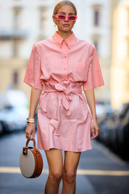 leonie hanne, light pink shirt, pink sunglasses, gucci sunglasses, square shape glasses, light pink leather skirt, pink leather skirt, leather skirt, high waist skirt, belted skirt, mini skirt, ferragamo bag, round shape bag, camel leather bag, hand bag, white bag, short sleeves shirt, fashion week, frenchystyle, FW, jonathan paciullo, street style, MFW, MILAN, AUTUMN WINTER 2020-2021, FALL WINTER 2020-2021, FW 20-21, vertical, atmosphere details, detail