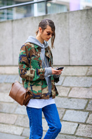 atmosphere details, blue denim, brown bag, camo jacket, camouflage, denim pants, detail, fashion week, frenchystyle, FW, green jacket, grey sweater, hoodie, jeans, jonathan paciullo, leather bag, LFW, LONDON, model, printed jacket, SPRING SUMMER 2018, SS 18, street style, trousers, vertical