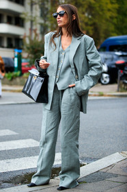 chloe loulou de saison, light grey pants, light grey jacket, light grey suits, linen pants, linen jacket, linen suits, oversize jacket, oversize pants, oversize suits, three pieces suits, black leather bag, hermes bag, birkin hermes bag, kelly hermes bag, black sunglasses, bottega veneta sunglasses, butterfly sunglasses, hand bag, fashion week, frenchystyle, FW, jonathan paciullo, street style, PFW, PARIS, SPRING SUMMER 2021, SS 21, vertical, full length