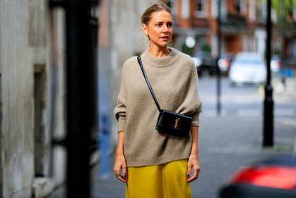 beige sweater, black bag, earrings, leather bag, saint laurent paris, yellow skirt, fashion week, frenchystyle, FW, jonathan paciullo, street style, LFW, LONDON, SPRING SUMMER 2019, SS 19, atmosphere details, horizontal, detail