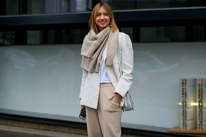 beige jacket, beige pants, beige sweater, leather bag, lisa aiken, over the shoulder, sweatpants, trousers, white bag, street style, jonathan paciullo, FW, frenchystyle, fashion week, LFW, LONDON, AUTUMN WINTER 2019-2020, AW 19-20, FW 19-20, FALL WINTER 2019-2020, horizontal, atmosphere details, detail