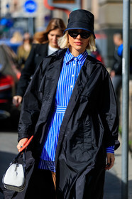 viktoria rader, black trench coat, black hat, raincoat, prada hat, striped shirt, blue shirt, white shirt, dress shirt, long shirt, fashion week, frenchystyle, FW, jonathan paciullo, street style, MFW, MILAN, AUTUMN WINTER 2020-2021, FALL WINTER 2020-2021, FW 20-21, vertical, atmosphere details, detail