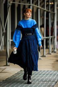 blue jumper, knitted jumper, pleated midi dress, dard blue dress, black boots, black leather boots, ginger hair, black sunglasses, mini pouch, street style, jonathan paciullo, FW, frenchystyle, fashion week, NYFW, NEW YORK, AUTUMN WINTER 2022-2023, FALL WINTER 2022_2023, FW 22-23, vertical, full length