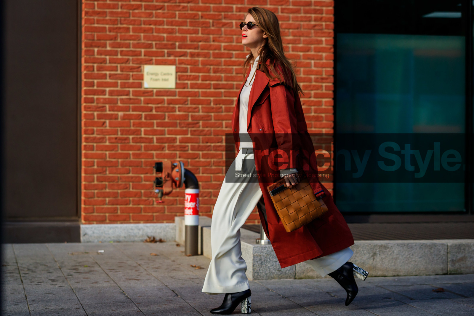 monica ainley, red trench coat, camel leather clutch, plaited clutch, round shape sunglasses, scale sunglasses, white pullover, white pants, black leather boots, high heels boots, flare pants, fashion week, frenchystyle, FW, jonathan paciullo, street style, LFW, LONDON, AUTUMN WINTER 2020-2021, FALL WINTER 2020-2021, FW 20-21, horizontal, atmosphere details, full length