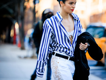 details, full black look, black pants, white striped pants, close up, striped shirt, blue and white shirt, white bra, white pants, black belt, black jacket, red lips, make up, wet make up, coco baudelle, fashion week, frenchystyle, FW, jonathan paciullo, street style, NYFW, NEW YORK, AUTUMN WINTER 2022-2023, FALL WINTER 2022_2023, FW 22-23, atmosphere details, horizontal
