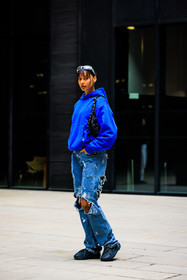 blue hoodie, balenciaga bag, black handbag, ripped jeans, denim, black sneakers, silver glasses, balenciaga, jamilla strand, fashion week, frenchystyle, FW, jonathan paciullo, street style, AUTUMN WINTER 2022-2023, FALL WINTER 2022_2023, FW 22-23, PFW, PARIS, vertical, full length, cagoule bag