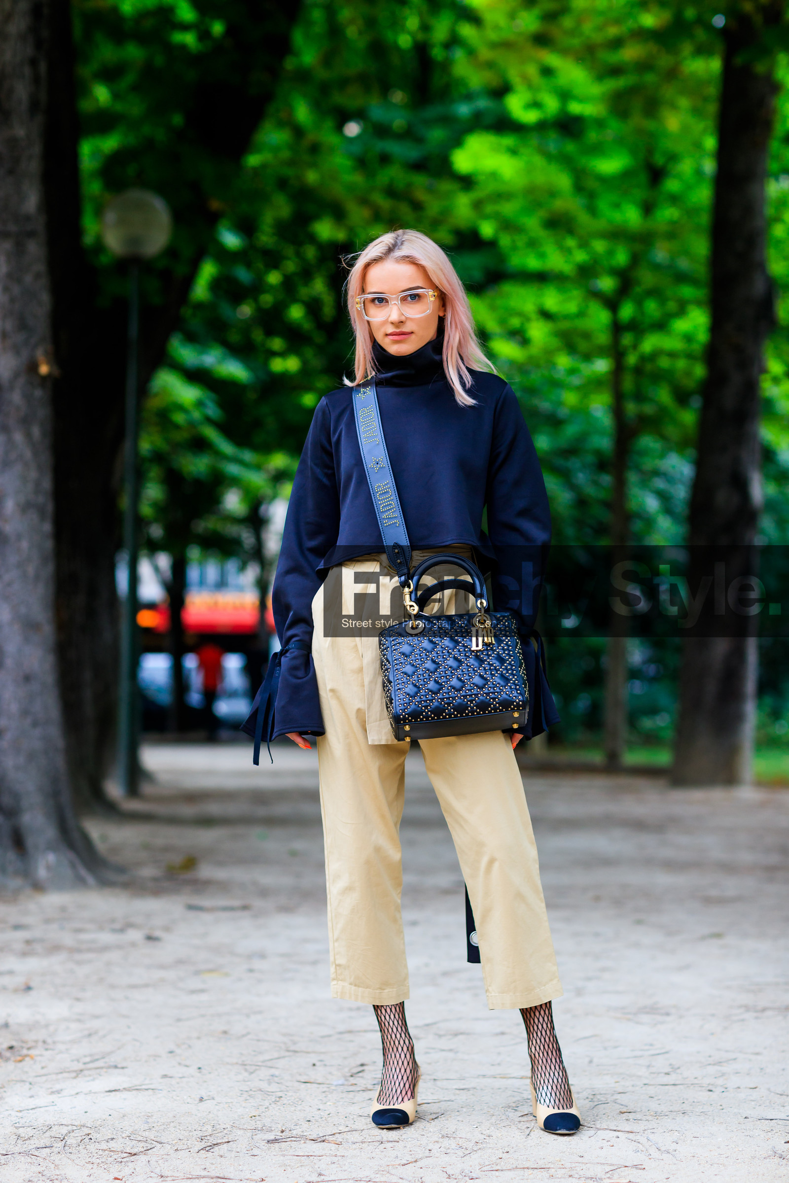 beige pants, beige shoes, black bag, black top, chanel, christian dior, dyed hair, fashion week, fishnet, frenchystyle, full length, FW, high heels, jonathan paciullo, julia k, leather bag, leather shoes, MENSWEAR, PARIS, PFW, pink hair, SPRING SUMMER 2018, SS 18, street style, sunglasses, tights, trousers, vertical