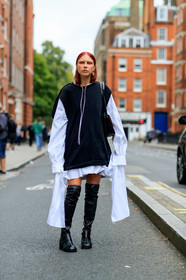 courtney trop, hoodie, black hoodie, sleeveless hoodie, white shirt, dress shirt, oversize shirt, oversize sleeves, black leather boots, black leather bag, high boots, fringe boots, eye make up, dyed eyebrows, fashion week, frenchystyle, FW, jonathan paciullo, street style, vertical, full length