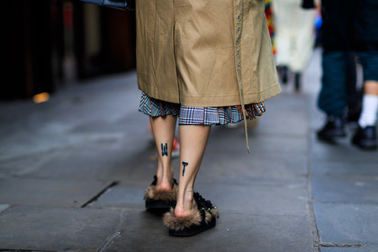 atmosphere details, beige coat, black sandals, detail, fashion week, frenchystyle, fur shoes, FW, horizontal, jonathan paciullo, LFW, LONDON, SPRING SUMMER 2018, SS 18, street style, tattoos, trench coat