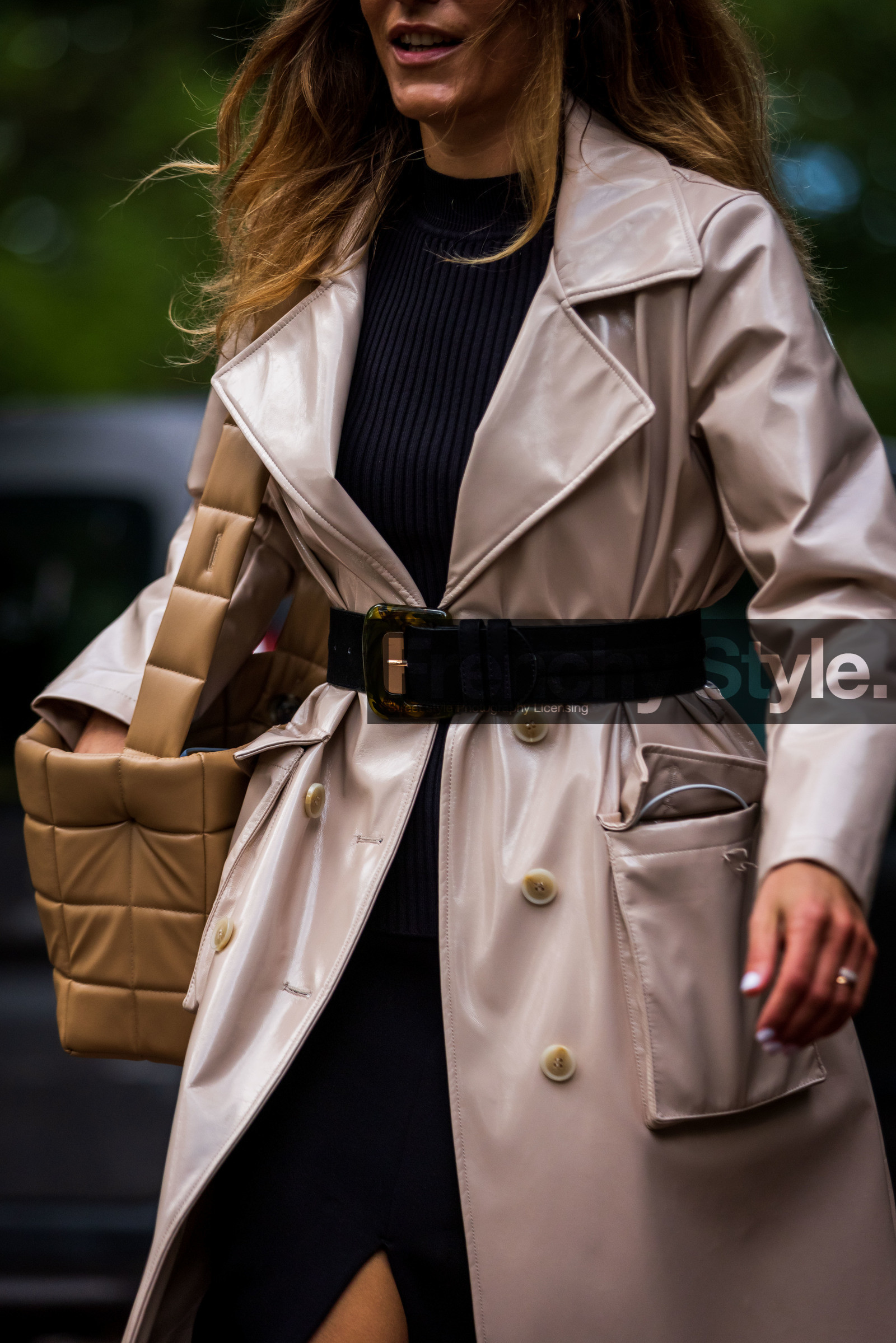 bag, beige coat, belt, black belt, black dress, camel bag, coat, dress, large belt, quilted bag, ribbed dress, vinyl coat, street style, jonathan paciullo, FW, frenchystyle, fashion week, PFW, PARIS, SPRING SUMMER 2022, SS 22, vertical, atmosphere details