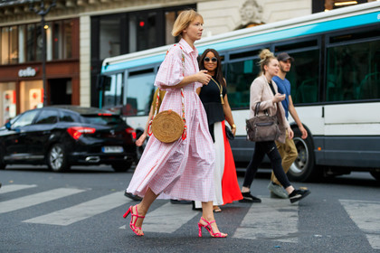 beige bag, graphic dress, high heels, leather bag, leather shoes, pink dress, pink shoes, pleated dress, pleats, printed dress, fashion week, frenchystyle, FW, jonathan paciullo, street style, PFW, PARIS, atmosphere details, horizontal, full length, AUTUMN WINTER 2018-2019, FALL WINTER 2018-2019, FW 18-19, vika gazinskaya