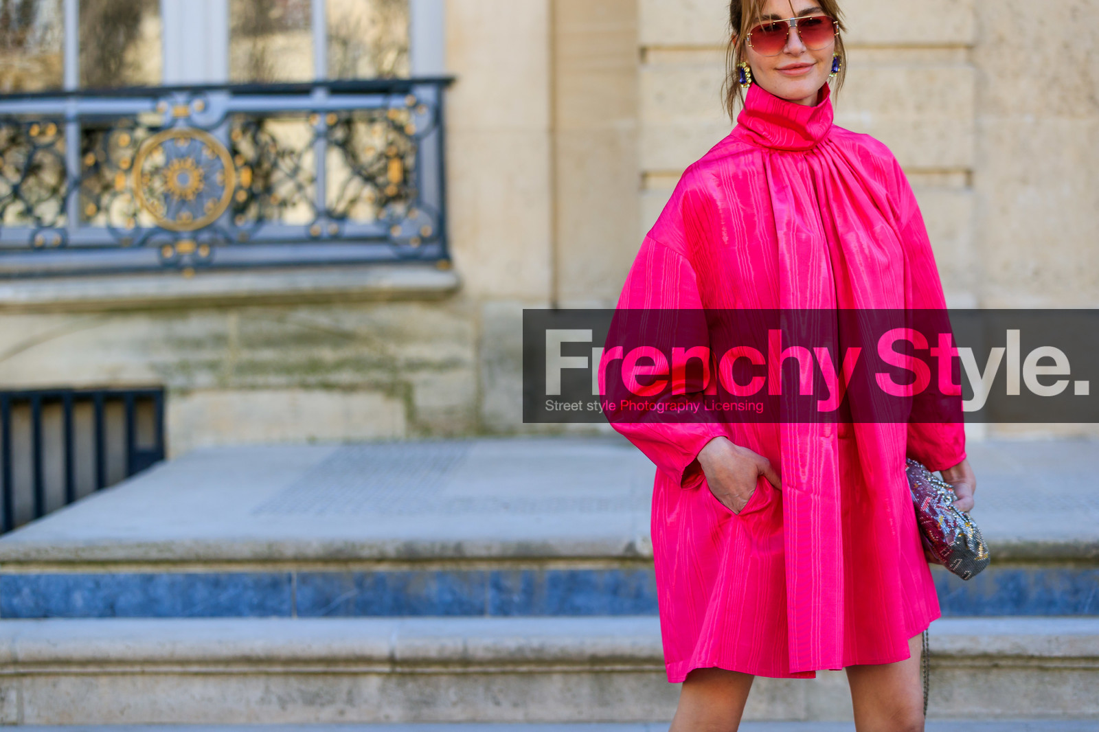earrings, ece sukan, glitter, graphic bag, leather bag, pink dress, printed bag, sequined bag, silver bag, sunglasses, fashion week, frenchystyle, FW, jonathan paciullo, street style, PFW, PARIS, AUTUMN WINTER 2019-2020, AW 19-20, FALL WINTER 2019-2020, FW 19-20, horizontal, atmosphere details, detail