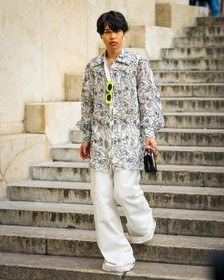 printed shirt, white shirt, fluo green sunglasses, mini bag, black handbag, baggy pants, white pants, fashion week, frenchystyle, FW, jonathan paciullo, street style, AUTUMN WINTER 2022-2023, FALL WINTER 2022_2023, FW 22-23, PFW, PARIS, vertical, full length