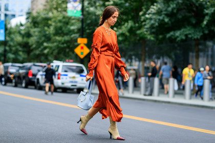 beige boots, blue bag, céline, erika boldrin, high heels, leather bag, leather shoes, necklace, orange dress, street style, jonathan paciullo, FW, frenchystyle, fashion week, NYFW, NEW YORK, SPRING SUMMER 2019, SS 19, atmosphere details, horizontal, full length