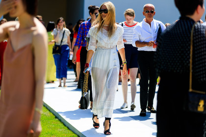 black bag, black shoes, bracelet, christian dior, graphic dress, high heels, lace dress, leather bag, leather shoes, printed dress, sunglasses, white dress, fashion week, frenchystyle, FW, jonathan paciullo, street style, PFW, PARIS, horizontal, atmosphere details, full length, AUTUMN WINTER 2018-2019, FALL WINTER 2018-2019, FW 18-19, Charlotte Groeneveld