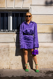 attico dress, bag, belt, black belt, black sunglasses, bottega veneta sandals, chiquito bag, color, dress, green sandals, jacquemus bag, Justyna Czerniak, leather bag, prada belt, printed dress, purple bag, purple dress, sandals, short dress, sunglasses, street style, jonathan paciullo, FW, frenchystyle, fashion week, PFW, PARIS, SPRING SUMMER 2022, SS 22, vertical, full length