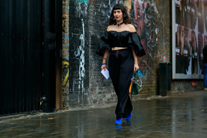 gucci bag, half soulder top, black pants, black top, chain strap bag, cropped top, dark green leather bag, jogging pants, loose pants, mercedes necklace, satin top, blue boots, satin boots, fashion week, frenchystyle, FW, jonathan paciullo, street style, atmosphere details, horizontal, full length