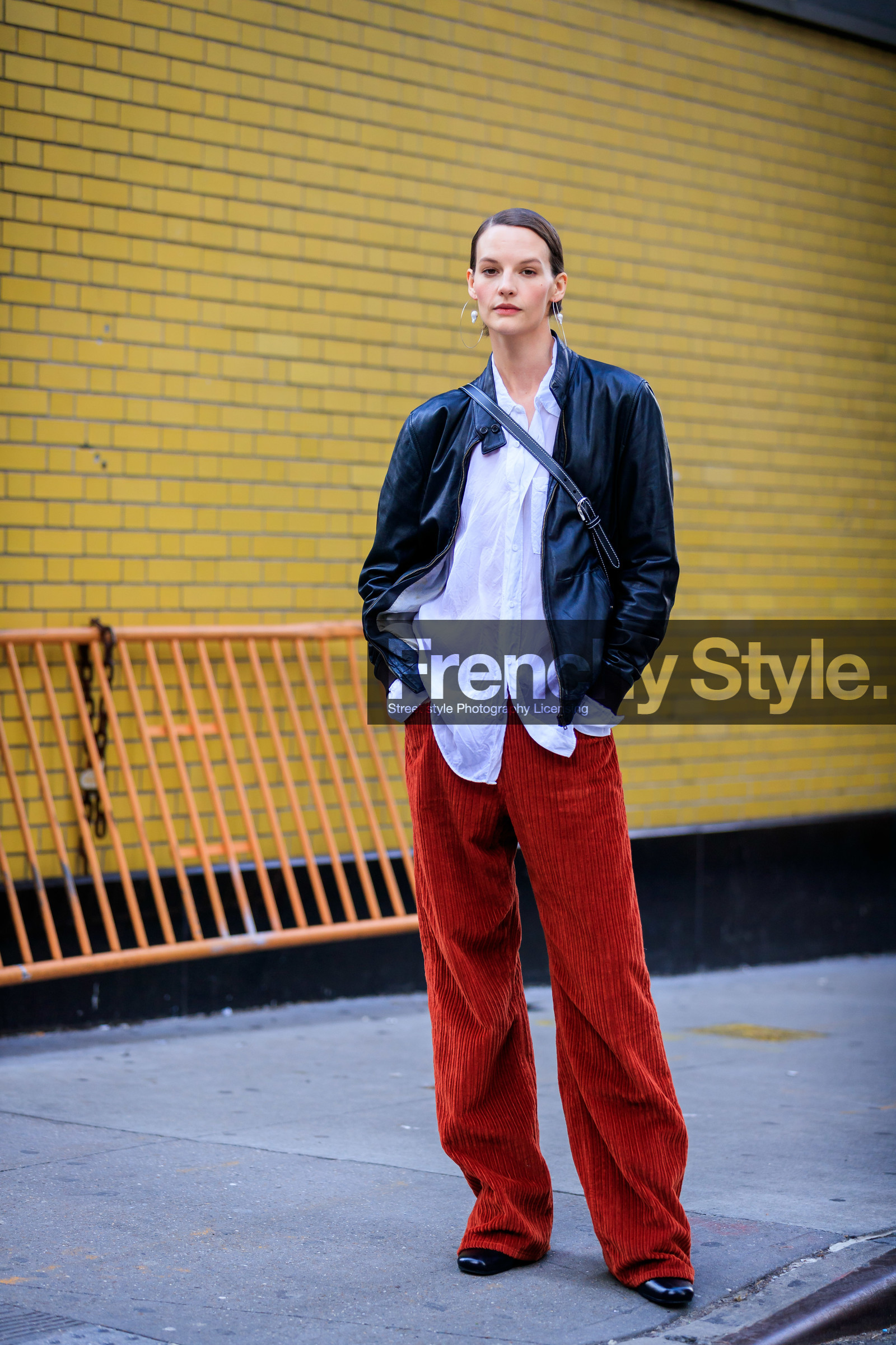 model, sara blomqvist, black leather jacket, black leather perfecto, white shirt, red pants, velvet pants, corduroy pants, loose pants, flare pants, crossbody bag, big earrings, round shape earrings, silvered earrings, pearl earrings, hoop earrings, fashion week, frenchystyle, FW, jonathan paciullo, street style, NYFW, NEW YORK, AUTUMN WINTER 2020-2021, FALL WINTER 2020-2021, FW 20-21, vertical, full length