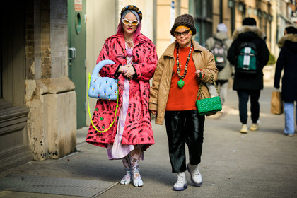 fluffy pink coat, overzised jacket, kitten print jacket, dyed hair, colorful hair, heart ring, white sunglasses, braided headband, multicolor headband, puffed bag, pastel blue hanbag, charm necklace, purple, tie dye dress, pink lips, beaded handbag, tabi shoes, tabi margiela, maison largiela ballerinas, multiprint stockings, purple longdress, green handbag, green chainbag, satin pants, black pants, white combat boots, orange jumper, beaded necklace, heart charm necklace, puffed jacket, beige jacket, knitted hat, brown hat, kristen bateman, street style, jonathan paciullo, FW, frenchystyle, fashion week, NYFW, NEW YORK, AUTUMN WINTER 2022-2023, FALL WINTER 2022_2023, FW 22-23, atmosphere details, horizontal, full length