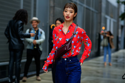 blue denim, bordeaux, burgundy, denim pants, fanny pack, floral, flowers, jeans, leather bag, red bag, red lips, red shirt, trousers, fashion week, frenchystyle, FW, jonathan paciullo, street style, NEW YORK, NYFW, SPRING SUMMER 2020, SS 20, horizontal, atmosphere details, detail