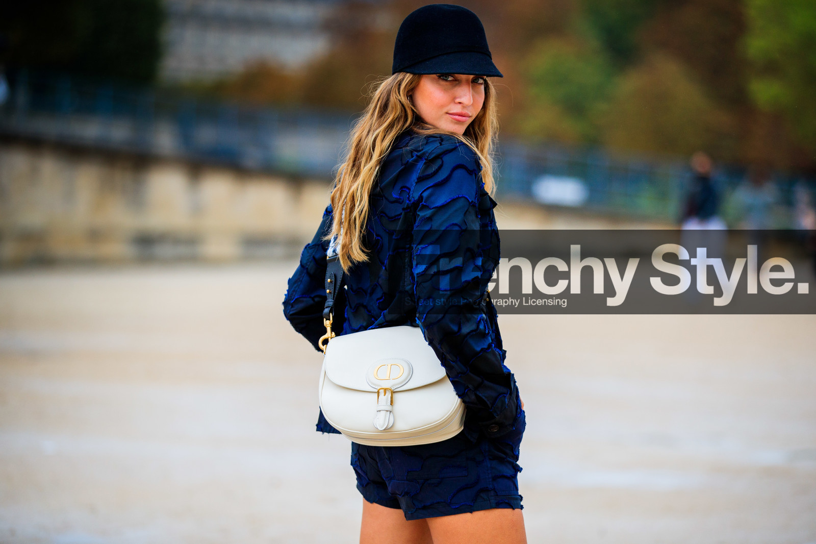 carla ginola, dior jacket, dior shorts, dior strap bag, dior cap, dior total look, navy blue jacket, navy blue shorts, mini shorts, patchwork jacket, patchwork shorts, used jacket, used shorts, tie and dye strap bag, studs strap bag, black cap, crossbody bag, fashion week, frenchystyle, FW, jonathan paciullo, street style, PFW, PARIS, SPRING SUMMER 2021, SS 21, horizontal, atmosphere details, detail