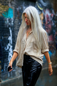 sarah harris, light beige shirt, loose shirt, golden watch, fashion week, frenchystyle, FW, jonathan paciullo, street style, vertical, detail, atmosphere details