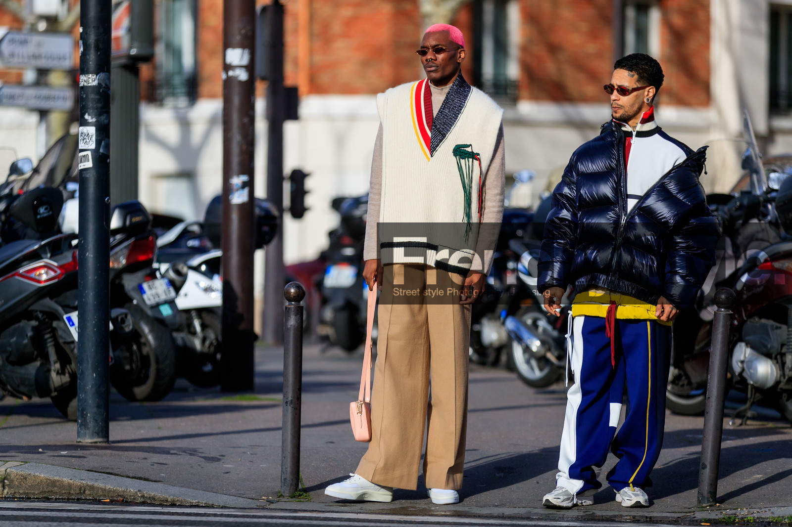 lacoste total look, lacoste pants, lacoste pullover, white pullover, sleeveless pullover, oversize pullover, striped pullover, green pullover, orange pullover, beige pants, grey pullover, asymetrical pullover, pink hair, small sunglasses, metalic frame sunglasses, beige pullover, white leather sneakers, nose piercing, navy blue coat, navy blue pants, down jacket, zipped coat, white pants, striped pants, zipped pants, zipped cardigan, white cardigan, striped cardigan, fashion week, frenchystyle, FW, jonathan paciullo, street style, PFW, PARIS, horizontal, atmosphere details, full length