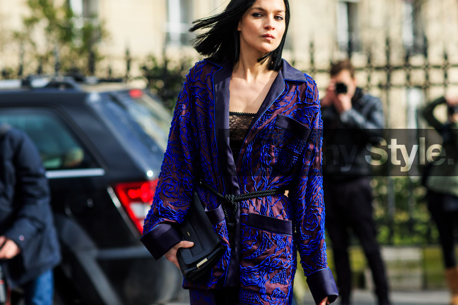 atmosphere details, AUTUMN WINTER 2016-2017, AW 16-17, black bag, black belt, chloe, detail, embroidered jacket, embroideries, FALL WINTER 2016-2017, fashion week, frenchystyle, FW, FW 16-17, horizontal, jonathan paciullo, leather bag, leigh lezark, pajamas, PARIS, PFW, printed jacket, purple jacket, robe, rope belt, street style
